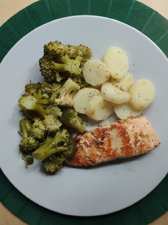 Una foto de Salmón con patatas y brócoli