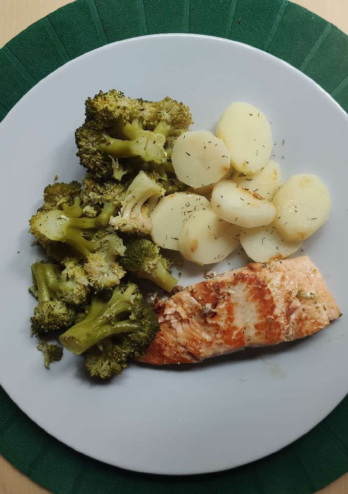 Una foto de Salmón con patatas y brócoli