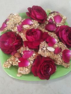 ગુલાબ પાન પંચરત્ન ચીકી (Rose Petals Panchratna Chiki Recipe In Gujarati) રેસીપી મુખ્ય ફોટો