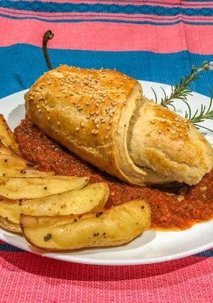 Una foto de Rollo de chile poblano hojaldrado