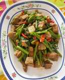 ผัดผักบุ้งใส่หมูกรอบเจ