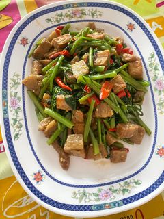 รูปของ ผัดผักบุ้งใส่หมูกรอบเจ