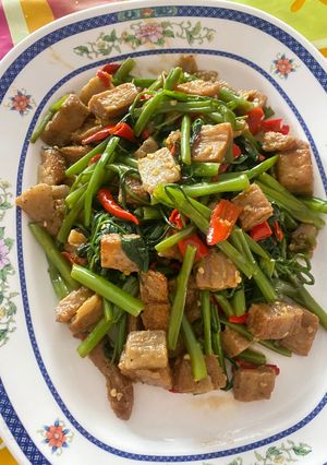 รูปของ ผัดผักบุ้งใส่หมูกรอบเจ