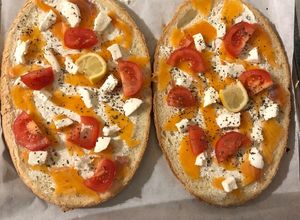 Une photo de Bruschetta à la truite fumée et mozzarella