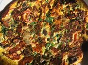 Una foto de omelette con tomates cherry y queso
