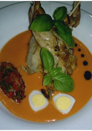 Una foto de Conejo asado acompañado de salmorejo con pimpirrana