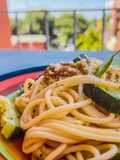 Spaghetti con zucchine al vapore e noci