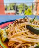 Spaghetti con zucchine al vapore e noci