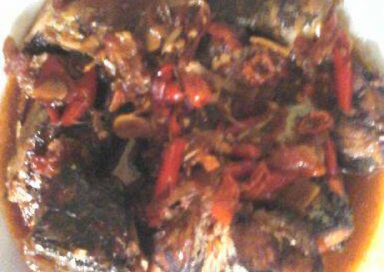 Langkah Menyiapkan Ikan salem masak kecap pedas Lezat