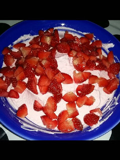 Una foto de Nata rosa con fresas