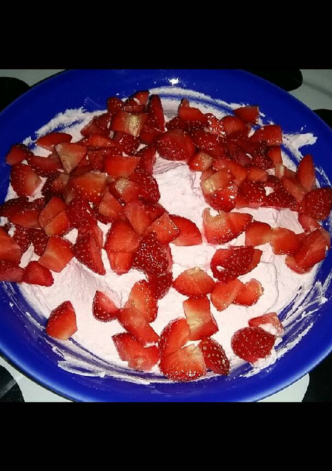 Una foto de Nata rosa con fresas