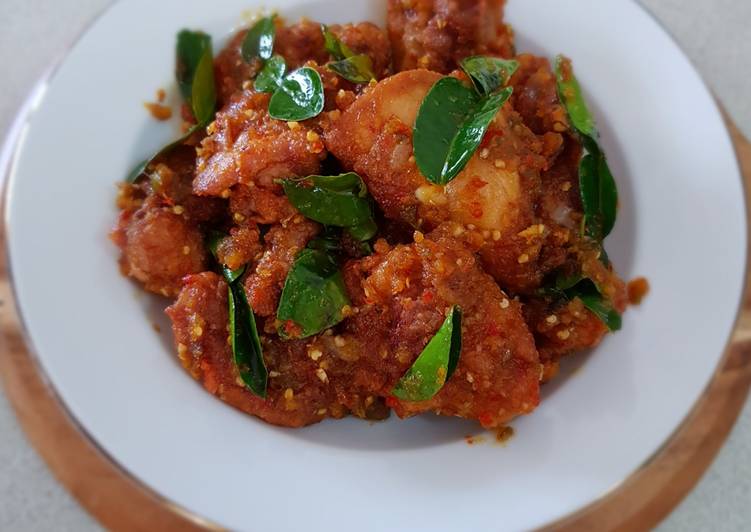 Easiest Way to Cook Tasty Spicy Fried Chicken with Kafir Lime Leaves