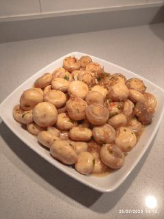 Una foto de Champiñones al ajillo