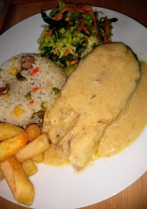 Una foto de Pescado en salsa blanca y ensalada con vinagreta de mostaza