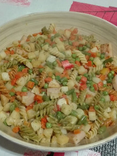 Una foto de Verdura con pasta al toque de pil pil