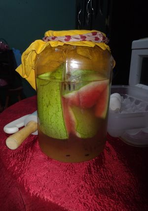 Una foto de Tepache o chicha de sandía