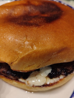 Una foto de Smash Burger con Mayonesa de Humo y Cebolla Caramelizada en Pan Brioche