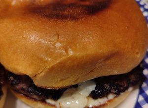 Foto principal de Smash Burger con Mayonesa de Humo y Cebolla Caramelizada en Pan Brioche