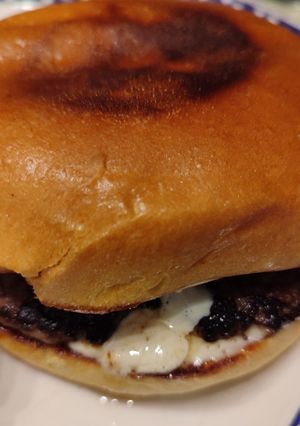 Una foto de Smash Burger con Mayonesa de Humo y Cebolla Caramelizada en Pan Brioche