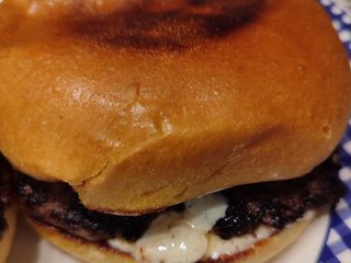 hamburguesa de ternera con cebolla caramelizada