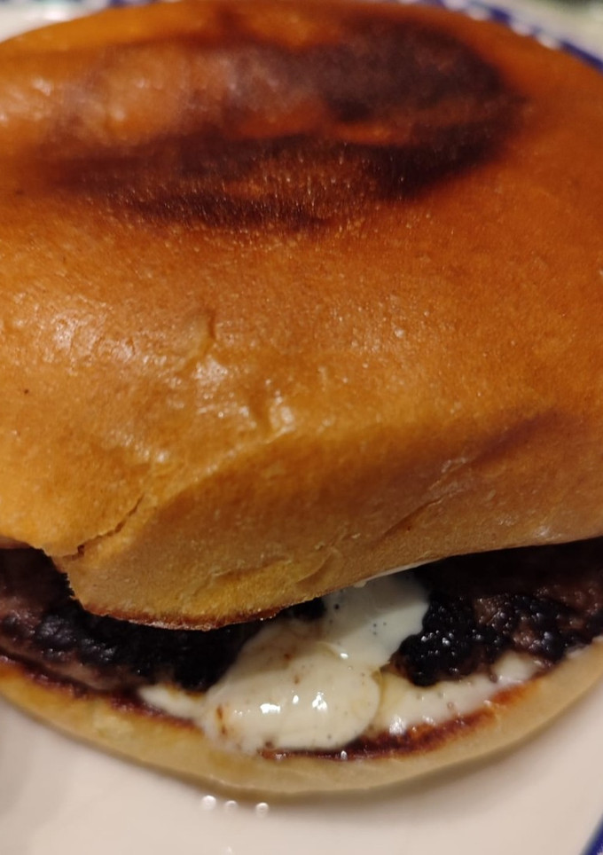 Una foto de Smash Burger con Mayonesa de Humo y Cebolla Caramelizada en Pan Brioche