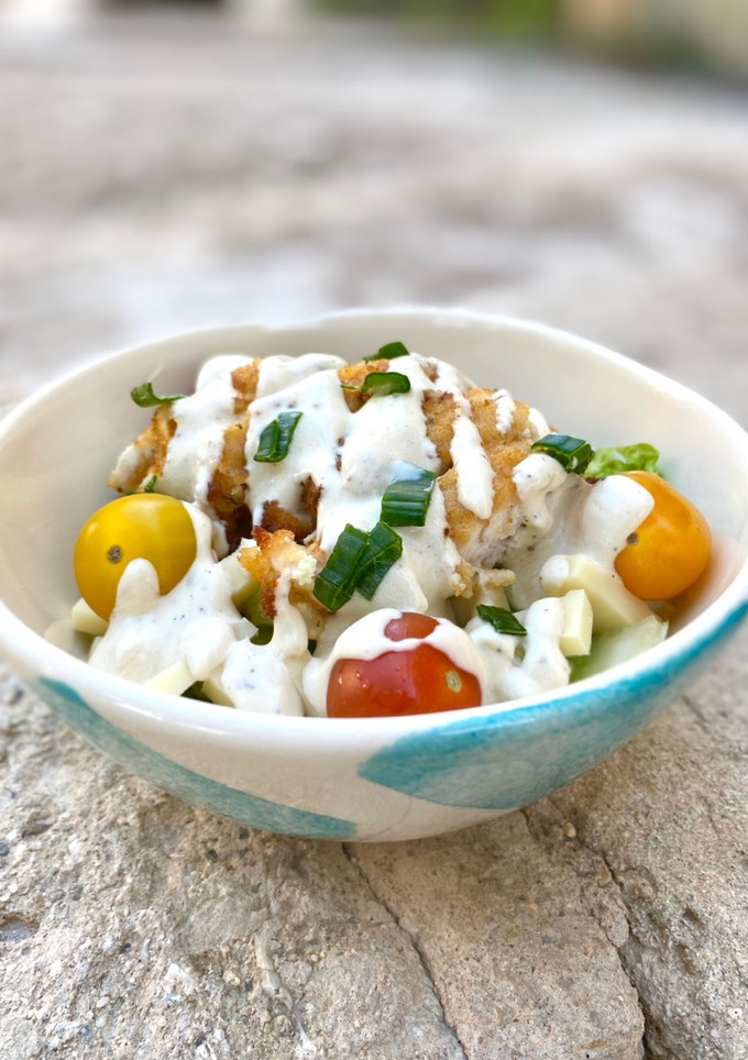 Una foto de Ensalada César con pollo empanado en Airfryer