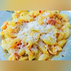 A picture of Mac and cheese.