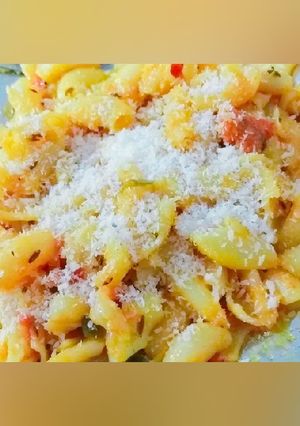 A picture of Mac and cheese.