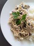 Pollo con crema y champiñones
