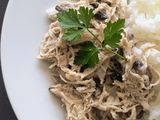Pollo con crema y champiñones