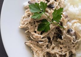 Pollo con crema y champiñones