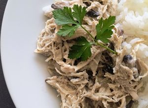 Una foto de Pollo con crema y champiñones