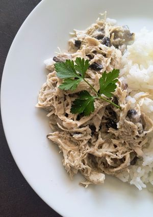 Una foto de Pollo con crema y champiñones