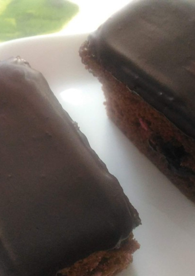Una foto de Bocaditos de chocolate y mermelada de cerezas negras