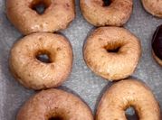 Una foto de donuts con leche en polvo