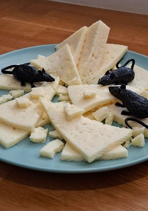 Una foto de Ratones comiendo queso