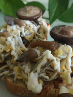 Una foto de Pincho de revuelto de gulas con setas variadas