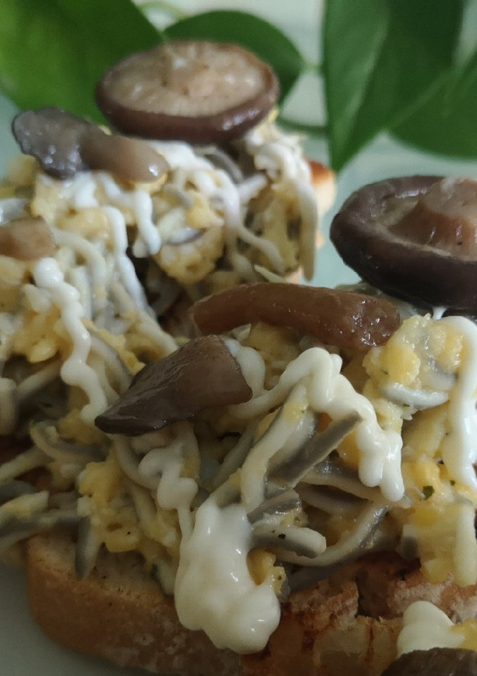 Una foto de Pincho de revuelto de gulas con setas variadas