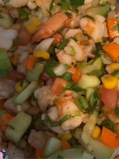 Una foto de Cebiche de camarón a mi estilo