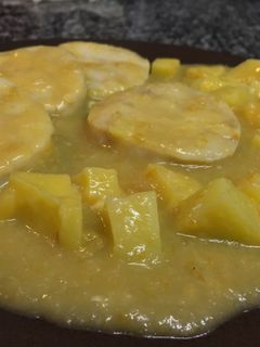 Una foto de Merluza con salsa de pimiento y guarnición de patatas