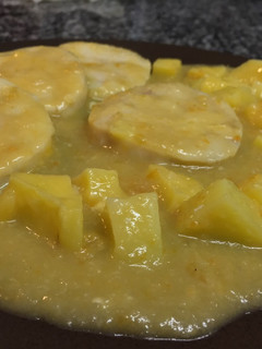Una foto de Merluza con salsa de pimiento y guarnición de patatas