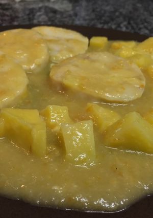 Una foto de Merluza con salsa de pimiento y guarnición de patatas