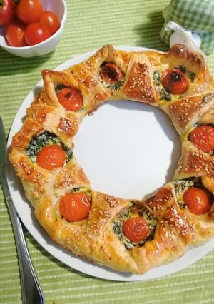 Foto di Corona di pasta sfoglia ripiena