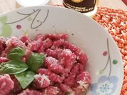 Una foto de gnocchi de remolacha