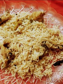 A picture of Chicken yakhni pulao.