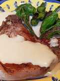 Chuletas de chato murciano con salsa de queso y pimientos