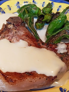 Una foto de Chuletas de chato murciano con salsa de queso y pimientos