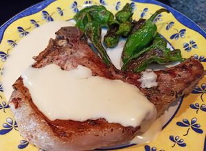 Foto principal de Chuletas de chato murciano con salsa de queso y pimientos