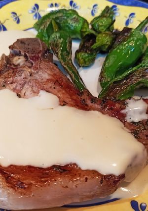 Una foto de Chuletas de chato murciano con salsa de queso y pimientos