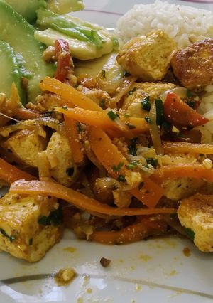 Una foto de Tofu con verduras rehogadas